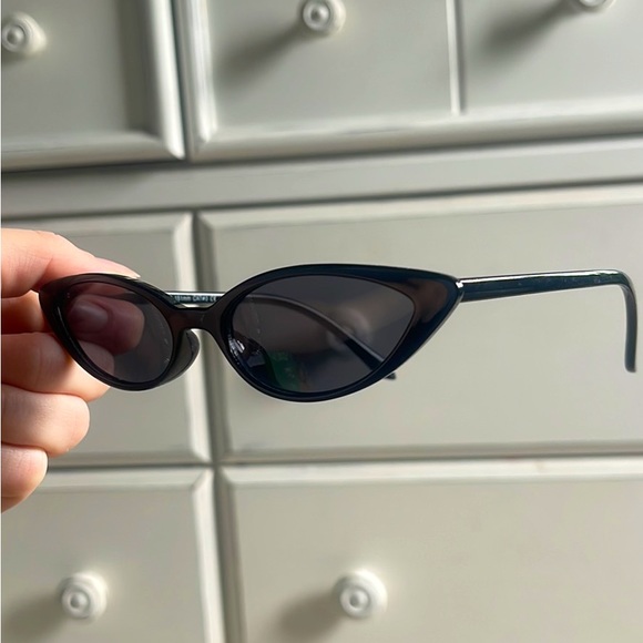 Individual or Bundle of Vintage Sunglasses - Picture 4 of 5